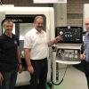An der CNC-Fräsmaschine (von links): Amtsleiter Heiko Schnell (Amt für Schulen und ÖPNV im Landratsamt), Schulleiter Hermann Ruppert (Gewerbliche Schule Tauberbischofsheim), Bürgermeister Ottmar Dürr (Werbach) und der Geschäftsführende Schulleiter der Beruflichen Schulen im Landkreis, Peter Wöhrle (Gewerbliche Schule Bad Mergentheim).