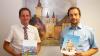 Baureferent Benjamin Schneider (li.) und Frank Heppner (städtische Geschäftsstelle des Gutachterausschusses, Fachbereich Bauen, re.) präsentieren den aktuellen Immo-Kompass und den Immobilienmarktbericht der Stadt Würzburg. Der Immo-Kompass richtet sich an Interessierte und Bauherren, der Marktbericht an Sachverständige.