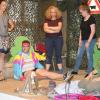 Die Damen (von links) Manuela Kraus, Sabine Pagel, Lena Mock, Kornelia Siebenschuck sind sich einig: Der nervige Jogger (Jonathan Schmitt) ist der gesuchte Juwelendieb. Kurzerhand wird er niedergestreckt und dingfest gemacht.