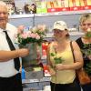 Rosen vom Jubilar: Zu seinem 40-jährigen im Netto-Markt in Gerolzhofen überreichte Silvio Niedermeyer Rosen an Kundinnen.