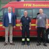 Bei der Übergabe der Reifenspende an Michael Karg von der Feuerwehr Sommerach.