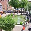 Auf dem Großrinderfelder Marktplatz hatte man zum Besuch der Bewertungskommission des Wettbewerbs "Unser Dorf hat Zukunft" einige Verkaufsbuden aufgestellt, um einen typischen Markttag zu zeigen.