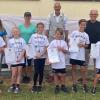 Siegerehrung der glücklichen Gewinner mit (hinten von links): Mona Voll (Geschäftsführerin Kreisjugendring), Susanne Jessat (Arbeitskreis-Schulsport), Karl-Heinz Deublein (Schulamtsdirektor), Bruno Altrichter (stellvertretender Landrat) sowie (vorne von links): Nele Leicht (Jahrgang 2011, Grundschule Salz), Alissa Makowski (Jahrgang 2013, GS Salz), Emma Seyferth (Jahrgang 2012, GS Mellrichstadt), Clemens Bohn (Jahrgang 2013, GS Milzgrund Aubstadt), Max Reichert (Jahrgang 2011, GS Mellrichstadt), Lennard Limpert (Jahrgang 2012, GS Salz).