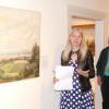 Museumschefin Kristin Knebel, OB Andreas Starke und Archivleiter Horst Gehringer betrachten Bayerleins Vorstudie zum Bild "Bamberg von der Westseite". Das Original hing im Großen Ratssaal.