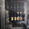 Vakuumgreifer heben die fertigen Bierflaschen zuletzt direkt in die Kästen. Vakuumgreifer heben die fertigen Bierflaschen zuletzt direkt in die Kästen.