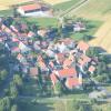 Wenn man das nun gesuchte Dorf aus der Luft fotografiert, gehen Höhenunterschiede verloren. Unser aktuelles Sommerrätsel-Dorf fällt jedoch durch seine exponierte Lage auf.