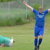 Freut sich über sein 1:0 gegen den FV Dingolshausen/SV Rügshofen: Tino Pabst  vom FV Sulzheim legte später noch einen zweiten Treffer nach. Links der Gästespieler Christopher Süß.