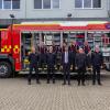 Neuer Rüstwagen: Ein Team der Berufsfeuerwehr zusammen mit Oberbürgermeister Christian Schuchardt (Mitte vorne), Kommunalreferent Wolfgang Kleiner (vorne, Zweiter von rechts) und Harald Rehmann, Leiter der Berufsfeuerwehr (vorne, Zweiter von links).