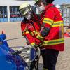 Oberbürgermeister Christian Schuchardt testet das Rettungsgerät am Autowrack. Oberbürgermeister Christian Schuchardt testet das Rettungsgerät am Autowrack.