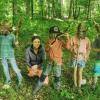 Akademieleiterin Romana Wahner mit nachhaltig maskierten Kindern.