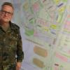 Vor dem Lageplan der Balthasar-Neumann-Kaserne Veitshöchheim: Andreas Störmer geht nach elf Jahren als Kasernenkommandant in den Ruhestand.