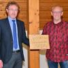 Insgesamt etwas über 2000 Euro kamen bei einem Benefizkonzert der Wittighäuser Musikanten für die Urkainehilfe der Gemeinde zusammen. Vorsitzender Walter Kordmann (rechts) übergab die Summe an Bürgermeister Marcus Wessels.