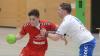 Andreas Kister (rechts) vom SV Michelfeld verteidigt hart gegen Dario Sicheneder vom TSV Lohr II. Die Michelfelder haben das Kellerduell in der Handball-Landesliga Nord gewonnen und dadurch den letzten Platz in der Tabelle an die Lohrer abgegeben.