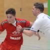 Andreas Kister (rechts) vom SV Michelfeld verteidigt hart gegen Dario Sicheneder vom TSV Lohr II. Die Michelfelder haben das Kellerduell in der Handball-Landesliga Nord gewonnen und dadurch den letzten Platz in der Tabelle an die Lohrer abgegeben.