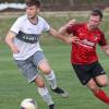 Marius Wiederer (links) vom FC Geesdorf hält in dieser Spielszene Tino Kummer von der DJK Schwebenried/Schwemmelsbach fern. Der 22-Jährige erzielte in der Meisterrunde der Landesliga Nordwest das Geesdorfer Siegtor im Nachholspiel beim FC Fuchsstadt.