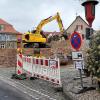 Zwei ehemalige Anwesen im Umfeld hat die Abbruchfirma abgerissen. Dort kann jetzt der neue Dorfplatz entstehen.