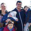 Nochmal die kühle Ochsenfurter Luft genießen, bevor es wieder nach Bangladesch geht. Das Missionarsehepaar Verena und Benedikt Tschauner mit den Kindern William (rechts), Baby Elisabeth und Ester.