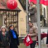 Zum Hissen der Flagge bekam Bibliotheksleiterin Anna Scharf (oben) Unterstützung vom Dritten Bürgermeister Ludwig Weth, Marie-Luise Christmann vom Vorstandsteam des Frauenbundes, der Seniorenbeauftragten Herlinde Heinisch, Ulrike Then vom Vorstandsteam des Frauenbundes, der Gleichstellungsbeauftragen Edith Werner und dem Bürgermeister Christian Keller.