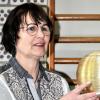 Märchenerzählerin Christine Schöll mit dem Goldklumpen, den "Hans im Glück" austauscht gegen ein Pferd und viele andere Dinge. Am glücklichsten ist er, als er sich von all den Dingen getrennt hat und so unbelastet seinen Weg heim zu seiner Mutter gehen kann.