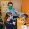 Anna Lena Büttner und ihre Tochter Oda bestückten den Wachteleier-Brutautomat in der Grundschule Unterweißenbrunn mit zwölf Wachteleiern aus eigener Zucht. Anna Lena Büttner und ihre Tochter Oda bestückten den Wachteleier-Brutautomat in der Grundschule Unterweißenbrunn mit zwölf Wachteleiern aus eigener Zucht.