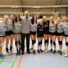 DJK-Mädels mit Trainern nach gewonnenem Meistertitel (v.l.): Emily Mattner, Ronja Heeg, Leni Mühl, Emma Lehmann, Tado Karlovic, Clara Lehmann, Marlene Neumann, Laura Wolz, Eva Bach, Leonie Gorg, Jule Bauer, Stefan Hermann und Finja Nieswandt.