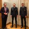 Das Foto zeigt (von links): Robert Kraft (ehemaliger Kommandant), Michael Hombach (Bürgermeister), Felix Müller (Zweiter Kommandant), Markus Kübert (Erster Kommandant), Stefan Strohmenger (Kreisbrandmeister).