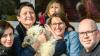 Claudia (zweite von rechts)) und Matthias Görde mit Tochter Fanny und Hund Ava vom Heuchelhof haben zwei ukrainische Frauen, Valentyna Stepanenko  (68) und ihre Tochter Mascha Stepanenko (46) aufgenommen.