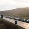 04.02.2022, Bayern, Geiselwind: Der Verkehr wird durch Begleitung eines Polizeifahrzeuges auf der A3 über die Gegenfahrbahn umgeleitet. Bei einem Unfall auf der Autobahn 3, an dem zwei Lastwagen beteiligt waren, ist ein Mensch gestorben.