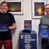 Simon Manger (rechts), Vorsitzender des Vereins Sternenpark Rhön, und Dr. Joachim Schneider, Leiter des Naturerlebniszentrums Rhön, stellen das neue Arbeitsheft „Wir entdecken die Nacht!“ vor.
