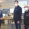 Kreisbrandmeister Andreas Geyer und Leitstellenleiter Matthias Hofmann zeigten dem Ersten Landesbeamten Florian Busch (von rechts), wie in der Integrierten Leitstelle Rettungsfahrzeuge exakt an den genauen Zielpunkt navigiert werden können.