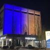 Um ein Zeichen der Solidarität mit den Menschen im Kriegsgebiet zu setzen, erstrahlt das Firmengebäude der Reich GmbH in Mellrichstadt in den Landesfarben der Ukraine.