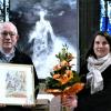 Zur Erinnerung an die vielen Orte ihres Einsatzes überreichte Pfarrer Gerhard Spöckl an Sabine Staab mit einem Blumenstrauß eine Tafel mit den elf Kirchtürmen der bisherigen  Pfarreiengemeinschaft St. Hedwig im Kitzinger Land.