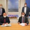 Landrat Thomas Eberth (vorne von links) und Oberbürgermeister Christian Schuchardt unterzeichneten die Vereinbarung über die Zusammenarbeit im Rahmen des Förderprojektes "Modellprojekte Smart Cities" von Stadt und Landkreis Würzburg. Als Projektverantwortliches stehen (hinten von links) Michael Dröse, Leiter Kreisentwicklung am Landratsamt Würzburg, und Klaus Walther, Fachbereichsleiter Wirtschaft, Wissenschaft und Standortmarketing der Stadt Würzburg verantwortlich.