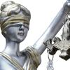 Justitia wägt unparteiisch ab, wer recht hat.