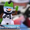 Vom 8. bis 19. Februar 2023 wird am Rennsteig im Thüringer Wald die Biathlon-Weltmeisterschaft ausgetragen. Das Oberhofer Maskottchen "Flocke" grüßt schon mal vom Schießstand im Schnee.