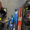 Marco Schmidt von Intersport Stürmer berät die Kunden in der Wintersportabteilung des Mellrichstädter Sportgeschäfts. "Wir könnten jeden Tag zehn paar Langlaufski verkaufen", sagt er. Doch die Lieferung lässt auf sich warten.