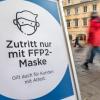 Ein Schild vor einem Geschäft in der Würzburger Innenstadt verweist am Samstag auf die Pflicht zum Tragen eines Mundschutzes (Symbolfoto).