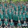 Am Ende der erfolgreichsten Runde der Nachwuchs-Gallier blickt der TSV Großbardorf bereits auf die nächste. „177 Nachwuchs-Gallier schicken wir in der kommenden Saison ins Rennen, die von 22 größtenteils lizenzierten Trainern auf die neue Runde vorbereitet werden. Der Startschuss war, wie bereits seit vielen Jahren üblich, am letzten Donnerstag vor den Sommerferien am Gallier-Campus in Großbardorf“, so der sportliche Leiter, Andreas Lampert. Die Vorstellung aller Juniorenteams, Präsentation der 47 talentierten Neuzugänge, Teamfotos, Einzelporträts, Gruppenfotos – das Programm war sehr umfangreich- „Die Qualität an Spielern, die wir bei uns haben, ist diesen Sommer weiter angestiegen. Wir mussten erstmals auch Spielern bzw. Eltern, die zu uns wollten, absagen, da die Kader bereits sehr gut gefüllt waren und ein Wechsel zu uns auch nur Sinn macht, wenn eine realistische Einsatzchance für die Spieler besteht“, erklärt Lampert. Und weiter: „Da wir trotzdem 47 starke Neuzugänge aufgenommen haben und uns neben den neun Spielern, die in den Männerbereich bei uns bzw. anderen Vereinen der Region wechselten, nur weitere elf verlassen haben, die es sportlich größtenteils einfach aktuell schwer hatten, ist neben der Qualität auch die Quantität weiter gestiegen. Aber natürlich brauchen wir die Kaderbreite auch spätestens ab der U13, da die Ligen auf Bezirks- oder Landesebene auch extrem hohe Qualität fordern und die Intensität ungleich höher ist.“ Diese zehn Teams schickt der TSV ins Rennen: U 9 Spielgruppe (Jahrgang 2011 und jünger); U 11 Spielgruppe; U 13 Spielgruppe (Jahrgang 2009); U 13 Kreisliga (2008 , Gallier U 12); U 13 Bezirksoberliga (2007, Gallier U 13); U 15 Bezirksoberliga (2006, Gallier U 14); U 15 Bayernliga (2005, Gallier U 15); U 17 Bezirksoberliga (2004, Gallier U 16); U 17 Landesliga (2003); U 19 Landesliga (2002/2001).