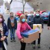 Schülerinnen und Schüler der Klasse 5a mit den Weihnachtspaketen.