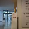 Direkt vom Parkhaus kommend, wird am Eingang des Rhön-Klinikum Campus in Bad Neustadt direkt auf das neue Bürgertestzentrum in Haus 5 hingewiesen.
