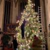 Die Lichterketten werden angebracht, so dass der Christbaum an Heiligabend gut beleuchtet ist. Geschmückt wurde er mit vielen Strohsternen.