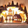 Besonders bei Nacht entfaltet der Schwippbogen am Haus mit Motiven aus dem Erzgebirge seine ganze Pracht und erfreut die Passanten.
