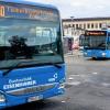 Linienbusse der Linien Würzburg-Tauberbischofsheim-Hardheim und Würzburg-Wertheim-Miltenberg am Busbahnhof Würzburg: Die 14-Uhr-Sperrfrist für Ausbildungszeitkarten entfällt im Rahmen der VRN-Tarifreform zum 1. Januar 2022.