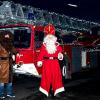 In Zellingen fahren Nikolaus und Knecht Ruprecht im Feuerwehrauto statt im Rentierschlitten. 