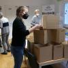 Gleich vier "Christkinder" verpacken die Früchtebrote der KulturTafel für 50 Kulturschaffende im Raum Bamberg.