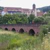Beim Bau der Rienecker Umgehungsstraße wurde im Bereich der Bogenbrücke für den Hochwasserschutz eine tiefe Flutmulde angelegt. Diese ist mittlerweile teilweise zugewachsen und mit Schwemmsand zugespült.
