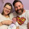 Die gehörlosen Lisa Dietz und Christoph Bischlager aus München sind zum ersten Mal Eltern. Stolz halten sie ihre Tochter Rosalie Marianne im Arm. 
