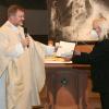 Peter Krämer, Vorsitzender des Gesamtpfarrgemeinderats "St. Hedwig Kitzingen" bekam stellvertretend für den gesamten Pastoralen Raum Kitzingen die bischöfliche Errichtungsurkunde aus den Händen von Generalvikar Jürgen Vorndran überreicht.