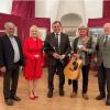 Bei der Eröffnung (von links): Günther Liepert (Vorsitzender des Heimatkundevereins), Elisabeth Eichinger-Fuchs (Ausstellungsleiterin), Franz-Josef Sauer (Bürgermeister), Siggi Juhasz (Liedermacher), Roland Metz (Altbürgermeister).