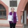 Gerlinde Dittmann erhält die goldene Vhs-Ehrennadel für ihr 35-jähriges Engagement für die Vhs Volkach. Das Bild zeigt (von links) Susanne Holst-Steppat, Leiterin der Vhs Volkach, Gerlinde Dittmann und Volkachs Bürgermeister Heiko Bäuerlein.